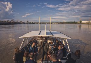 COUSIN ET COMPAGNIE – WINE BOAT CRUISE IN BORDEAUX