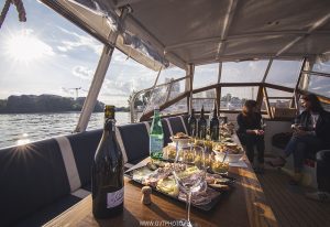 COUSIN ET COMPAGNIE – WINE BOAT CRUISE IN BORDEAUX